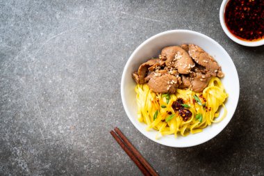 domuz eti ile Asya tavada kızartılmış erişte