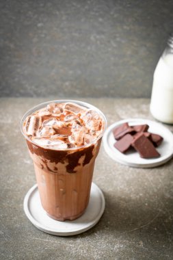 Buzlu çikolata milkshake içecek