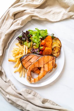 sebze ve patates kızartması ile ızgara somon biftek fileto