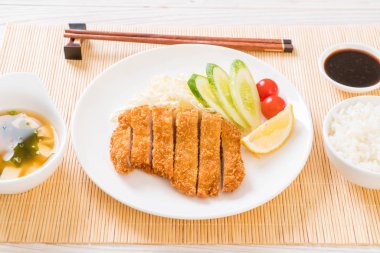Japon derin kızarmış domuz pirzola (tonkatsu kümesi)