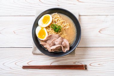 domuz eti ve yumurta ile TONKOTSU ramen erişte