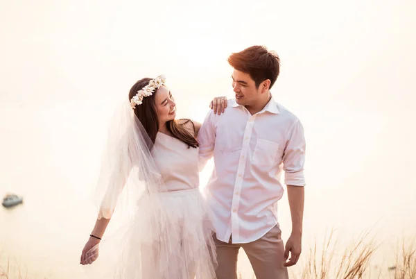 Gelukkige jonge Aziatische paar in liefde met een goede tijd — Stockfoto