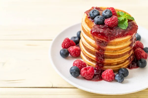 Taze ahududu ve yaban mersini ile gözleme