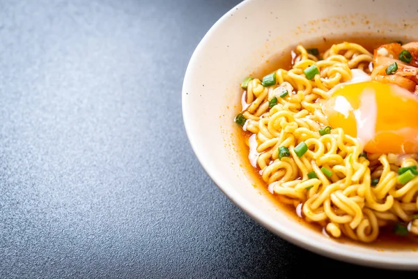 Korean instant noodles with kimchi and egg — Stock Photo, Image