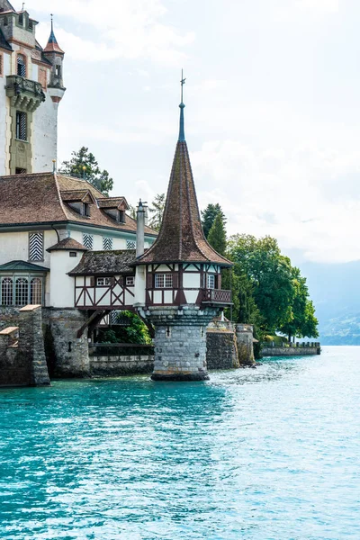 Thun Gölü arka planda İsviçre Oberhofen Kalesi
