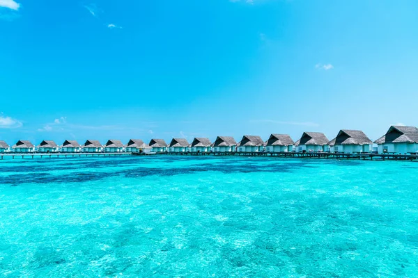 Schöne tropische Malediven Resort Hotel und Insel mit Strand a — Stockfoto