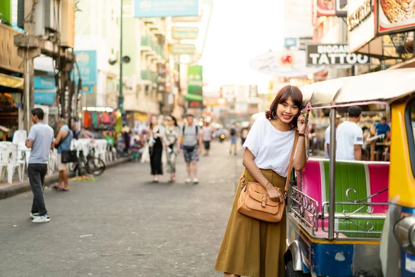 Glückliche und schöne asiatische Frau, die an der khao sarn Straße reist, tha — Stockfoto