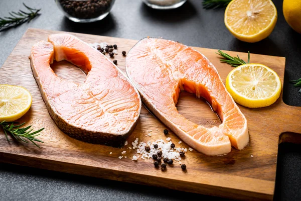 Filé de salmão cru fresco — Fotografia de Stock