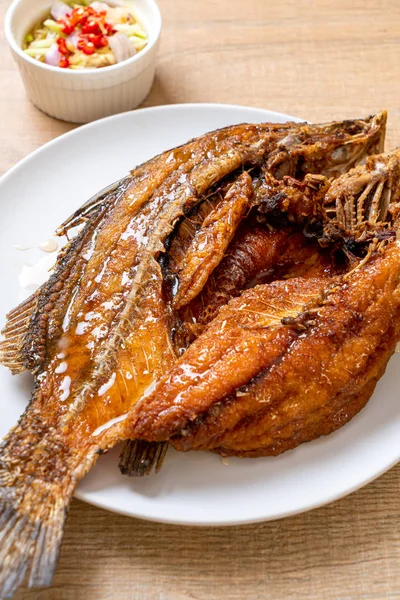 Ikan goreng dengan saus ikan — Stok Foto