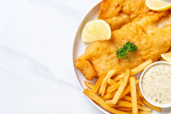 Kızartmalı balık ve patates kızartması.