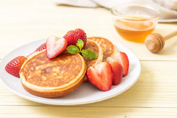 Pfannkuchen mit frischen Erdbeeren — Stockfoto