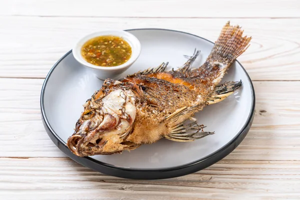 Peixe frito com molho picante de frutos do mar — Fotografia de Stock