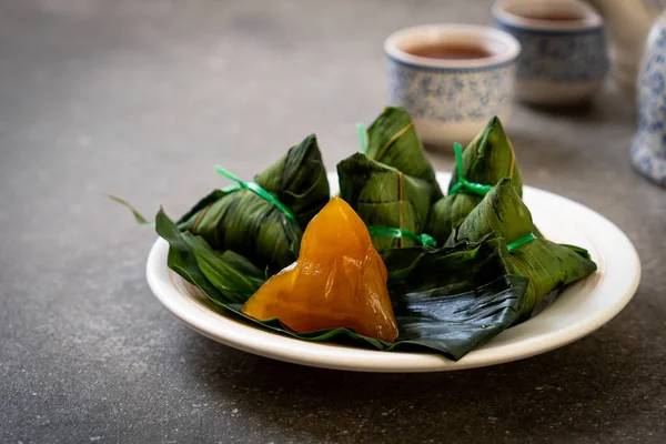 Zongzi o albóndigas de arroz pegajosas chinas tradicionales —  Fotos de Stock