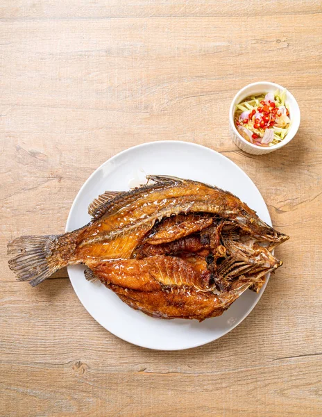 Peixe frito com molho de peixe — Fotografia de Stock