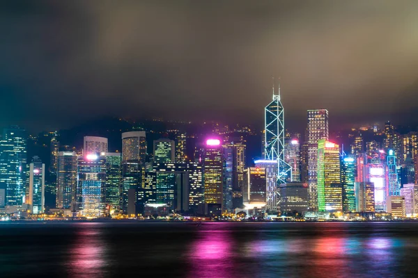 Ορίζοντας του Χονγκ Κονγκ πόλη τη νύχτα και φως επάνω — Φωτογραφία Αρχείου