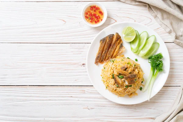 Nasi goreng dengan ikan Gourami renyah — Stok Foto