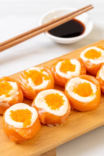 Frische Lachs-Sushi-Rolle mit Mayonnaise und Garnelen-Ei — Stockfoto