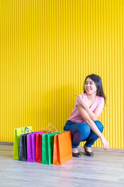 Asyalı kadın holding alışveriş torbaları
