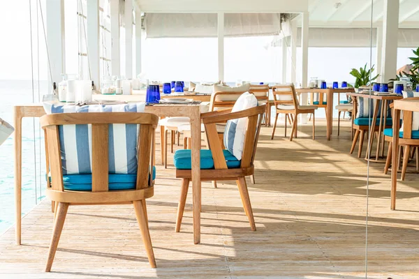 Mesa vacía y decoración de sillas en el restaurante — Foto de Stock
