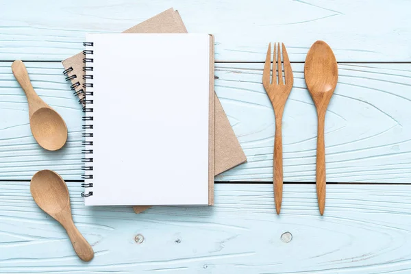 Libreta en blanco para nota de texto en superficie de madera con sapce de copia — Foto de Stock