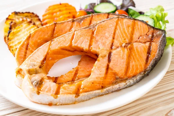 Filete de salmón a la parrilla con verduras — Foto de Stock