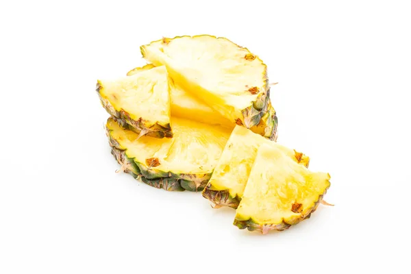 Verse ananas op witte achtergrond — Stockfoto