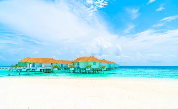 Vackra tropiska Maldiverna Resort hotell och ö med strand a — Stockfoto