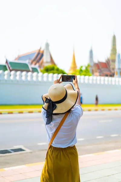 Mulher asiática feliz viagens na Tailândia — Fotografia de Stock