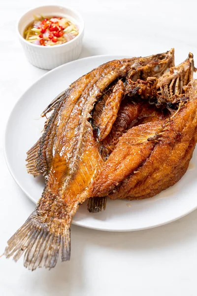 Ikan goreng dengan saus ikan — Stok Foto