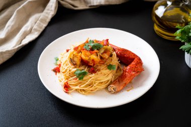 Makarna all'astice veya ıstakoz spagetti