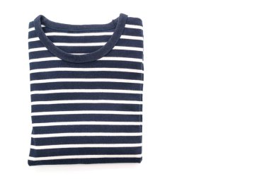 Beyaz arka planda katlanmış çizgili t-shirt