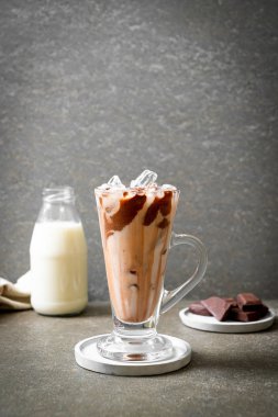 Buzlu çikolata milkshake içecek