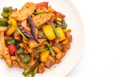 Cevizli kızarmış tavuk. 