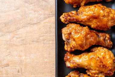 Soslu kızarmış tavuk.