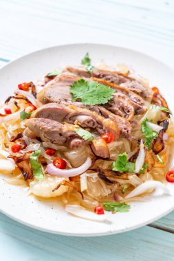 Kızarmış ördek pamelo baharatlı salata