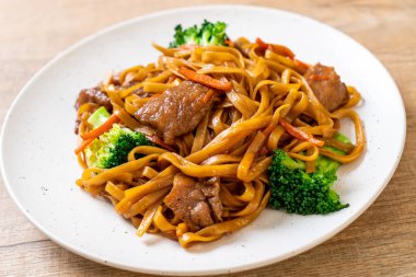 domuz ve sebze ile kızarmış erişte