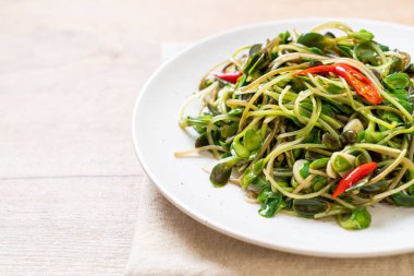 Istiridye sosu ile Kızarmış ayçiçeği Sprout