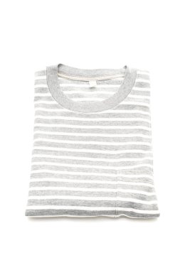 Beyaz arka planda katlanmış çizgili t-shirt