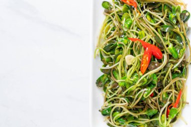 Istiridye sosu ile Kızarmış ayçiçeği Sprout