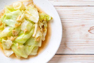 Balık soslu tavada kızartılmış lahana