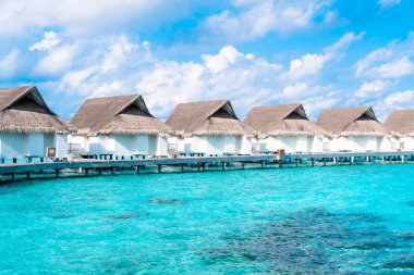 plaj ve deniz ile tropikal Maldivler tatil otel ve ada