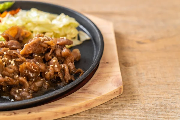 Geschnittenes Schweinesteak auf heißer Platte — Stockfoto