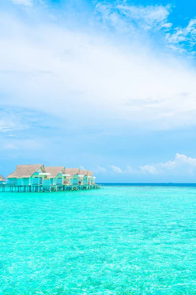 Belle station balnéaire des Maldives tropicales hôtel et île avec plage — Photo