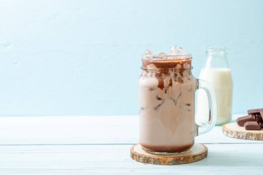Buzlu çikolata milkshake içecek