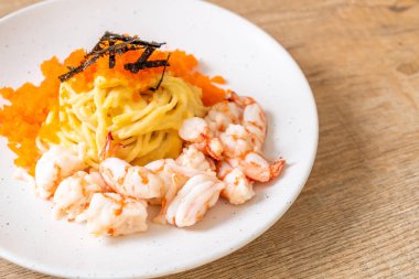 karidesler ve karides yumurtası ile spagetti kremsi