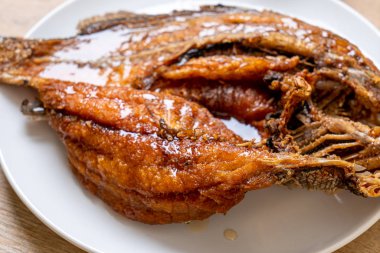 Kızarmış Balık-balık sosu ile