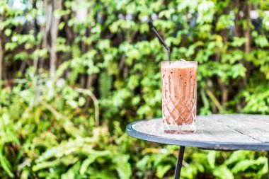 Masanın üzerine çikolatalı buzlu cam