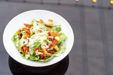 Beyaz tabakta Sezar salatası