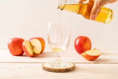 Kırmızı elma meyvesi ile elma suyu