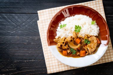 Japon köri pirinç dilimlenmiş domuz eti, havuç ve soğan ile